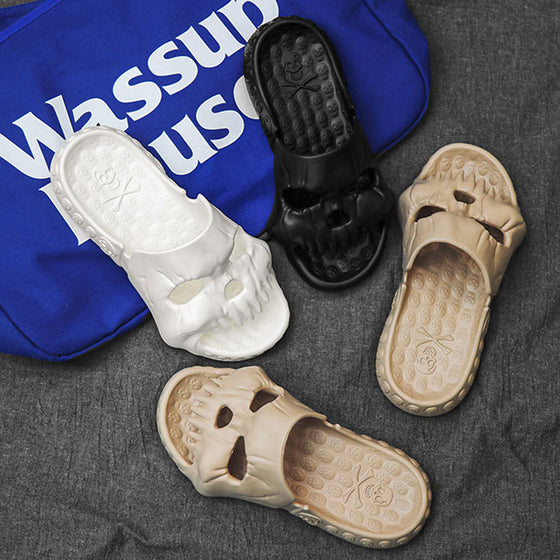 Hausschuhe mit einzelnem Band und Totenkopf-Design