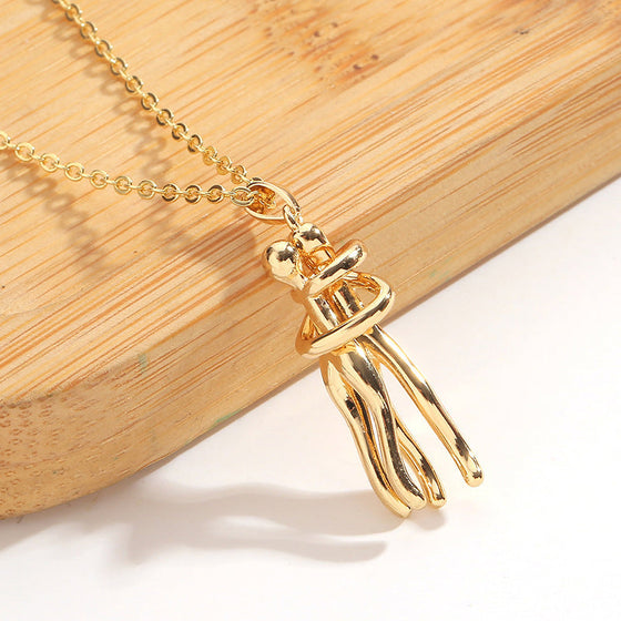 Paar umarmt Halskette