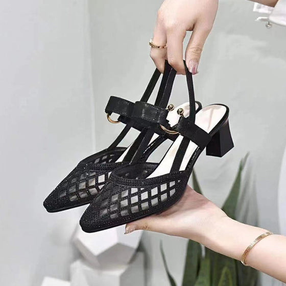 Spitz zulaufende Strass-Sandalen mit Knöchelriemen