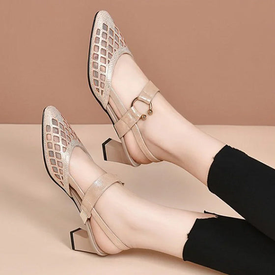 Spitz zulaufende Strass-Sandalen mit Knöchelriemen