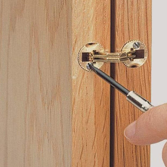 Verdeckte Messingscharniere