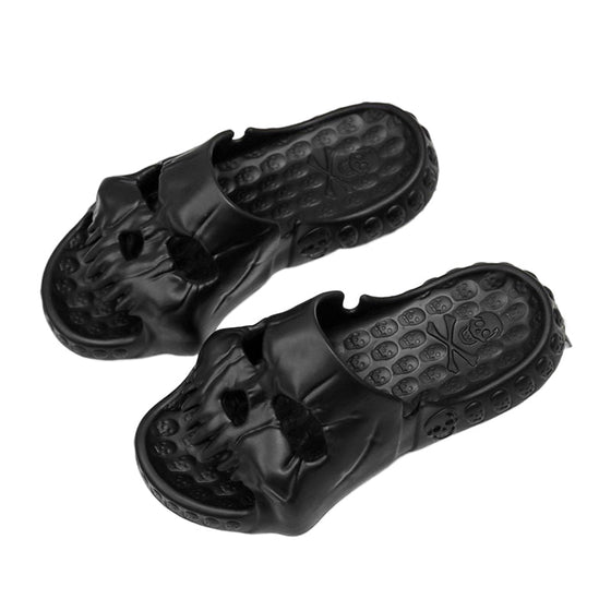 Hausschuhe mit einzelnem Band und Totenkopf-Design