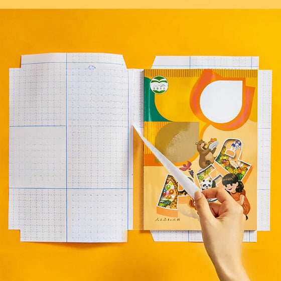 Selbstklebender Buchumschlag mit mattierter karierter Struktur