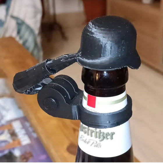 Soldier Salute Bierflaschen-Helm
