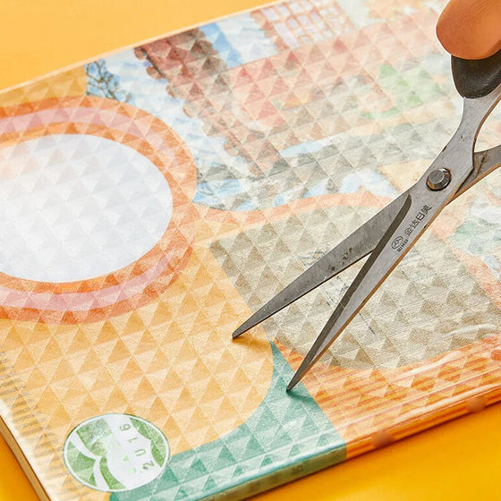 Selbstklebender Buchumschlag mit mattierter karierter Struktur