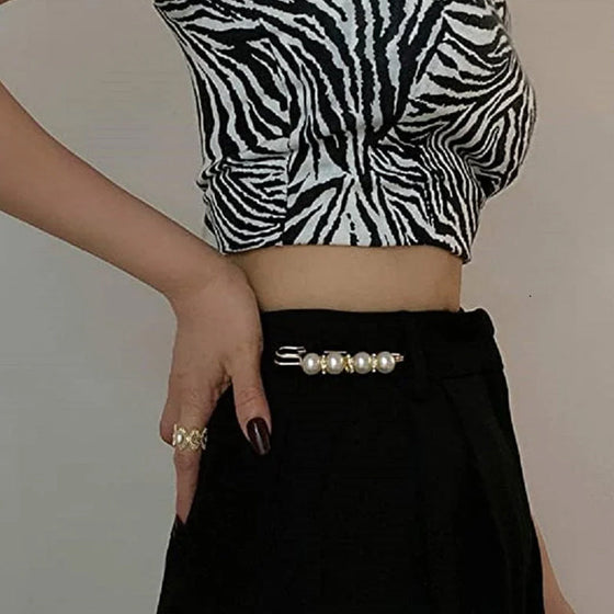 Brosche aus Perlen und Legierung