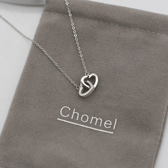 Halskette mit ineinandergreifenden Herzen