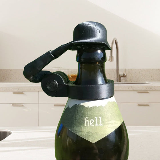 Soldier Salute Bierflaschen-Helm