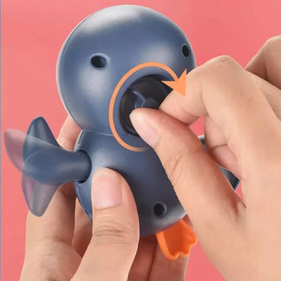 Schwimmender Pinguin