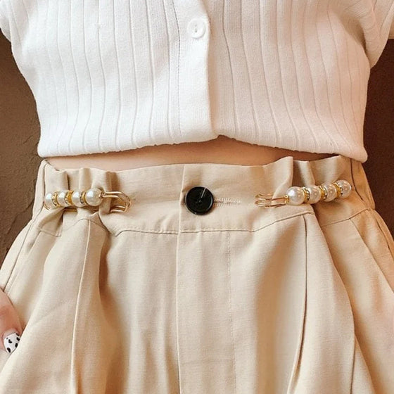 Brosche aus Perlen und Legierung